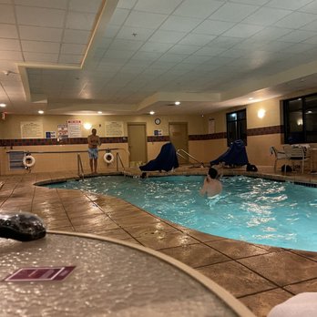 Hampton Inn & Suites West Bend - Small pool - Hotels Near Me - West Bend, Wisconsin