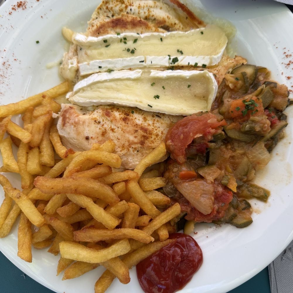 le temps des fleurs - Chicken with brie, fries, ratatouille - Restaurants Near Me - Giverny, 27 le temps des fleurs - Chicken with brie, fries, ratatouille - Restaurants Near Me - Giverny, 27