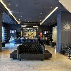 EP’s Bar & Grill - Lobby bar area