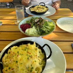 Hausbrauerei Domhof - Käsespätzle und Beilagensalat
