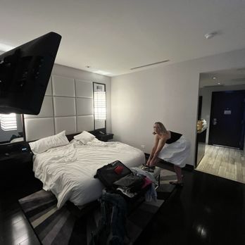 Ivy Hotel - Bed angle 2 - Hotels Near Me - Chicago, Illinois