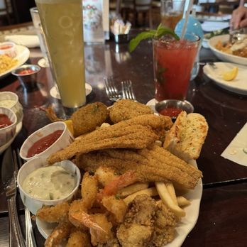 Pappadeaux Seafood Kitchen - Fried seafood platter - Seafood Near Me - Dallas, Texas Pappadeaux Seafood Kitchen - Fried seafood platter - Seafood Near Me - Dallas, Texas