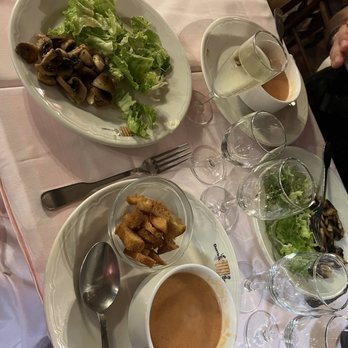 Au Derrick Catalan - Salade verte, champignons sautés & gaspacho (green salad, sautéed mushrooms & gaspacho) - Catalan Near Me - Paris, 75