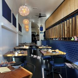 Oken - Beautiful deco and lights. There are 3 tables for 4, 6 tables for 2, a table for 6, a communal table for 8-10?