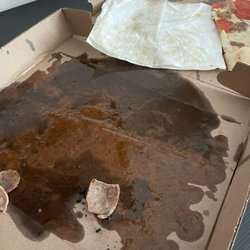 Mick’s All American Pub - Lebanon - Puddle of oil from pizza