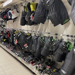 Canadian Tire - Canadian Tire - Hockey equipment display