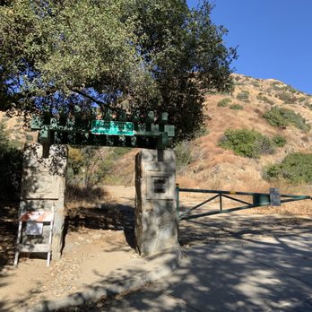 Wildwood Canyon Park - One of the entrances; alll the way in the back of the parking lot. It takes 0.5 miles to get to the top from here - Parks Near Me - Burbank, California
