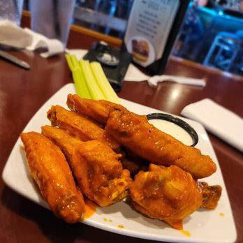 Fox & Hound - Schaumburg, IL - Chicken wings - American Near Me - Schaumburg, Illinois
