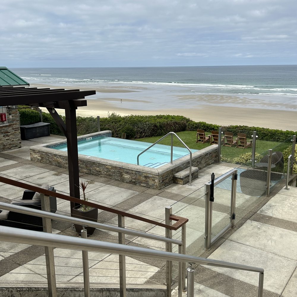 Inn at Nye Beach - Infinity hot tub at the Inn At Nye Beach. - Hotels Near Me - Newport, Oregon Inn at Nye Beach - Infinity hot tub at the Inn At Nye Beach. - Hotels Near Me - Newport, Oregon