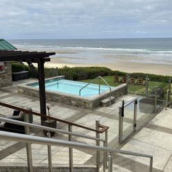 Inn at Nye Beach - Infinity hot tub at the Inn At Nye Beach.