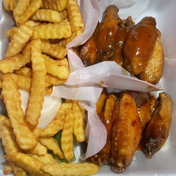 Wingaholic - 10 piece wing combo, top are texas gold flavored, bottom are sweet hot chili (my personal fav) - American Near Me - Lewisville, Texas Wingaholic - 10 piece wing combo, top are texas gold flavored, bottom are sweet hot chili (my personal fav) - American Near Me - Lewisville, Texas