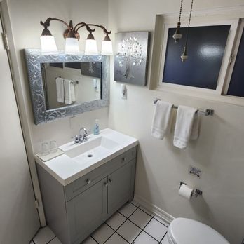 Casa Larrea Inn - Nice sized bathroom - Hotels Near Me - Palm Desert, California Casa Larrea Inn - Nice sized bathroom - Hotels Near Me - Palm Desert, California