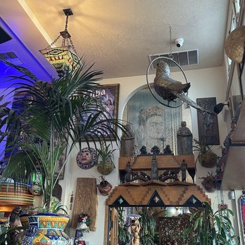 Tower Cafe - Interior - Breakfast & Brunch Near Me - Sacramento, California