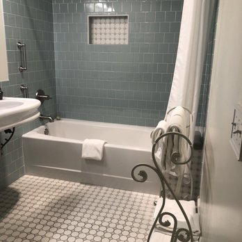 The Rigdon House - Bathroom w a nice tub - Hotels Near Me - Cambria, California The Rigdon House - Bathroom w a nice tub - Hotels Near Me - Cambria, California