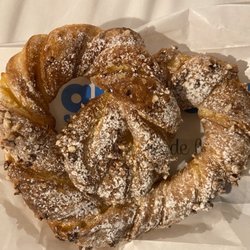 Snacks & Companhia - Bretzel. A created centered pastry