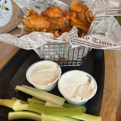 Buoy 35 - Excellent crispy wings