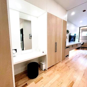 Cribs On Main - Wardrobes and make-up area in suites 4-7 - Hotels Near Me - Prince Edward, Ontario