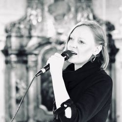 Sängerin Bine Trinker - Sängerin Bine Trinker macht live Musik bei Beerdigung im Großraum München