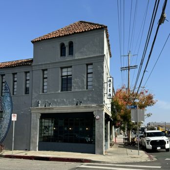 Alta Adams - Located at the corner of W Adams Boulevard & Burnside Avenue - New American Near Me - Los Angeles, California Alta Adams - Located at the corner of W Adams Boulevard & Burnside Avenue - New American Near Me - Los Angeles, California