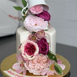 The Cake Queen & Coffee Bar - Tea party cake