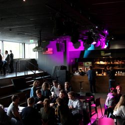 Escape - Inne har vi masse sitteplasser, danseområde og ikke minst en studentvennlig bar - drevet av studenter.
