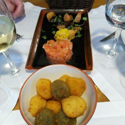 La Mary - Tartar de salmón con helado de mostaza y ración de croquetas