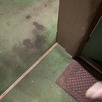 Robinhood Resort - This was directly outside the room (our mat) It smelled very very very strongly of urine. Reminiscent of a dirty park bathroom in the sun. - Big Bear Lake, CA