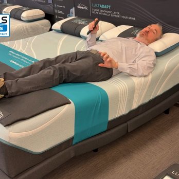 Fosters Mattress - The sleep expert Charles Foster demonstrating an adjustable bed and its many benefits. - Mattresses Near Me - Cedar Falls, Iowa Fosters Mattress - The sleep expert Charles Foster demonstrating an adjustable bed and its many benefits. - Mattresses Near Me - Cedar Falls, Iowa