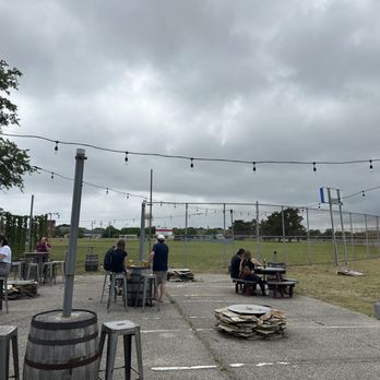 Oozlefinch Beers & Blending - Outdoor seating - Breweries Near Me - Fort Monroe, Virginia