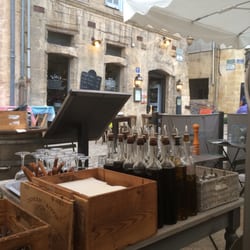 Le Bistrot des Philosophes - Im Freien sitzend, Blick auf den Eingang vom Bistro. Weiß gar nicht, ob es drin auch Plätze hat. Klingt nachweinet Tagesaufgabe.