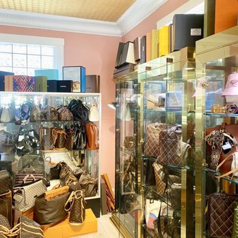 1. Lakewood Luxury Consignment