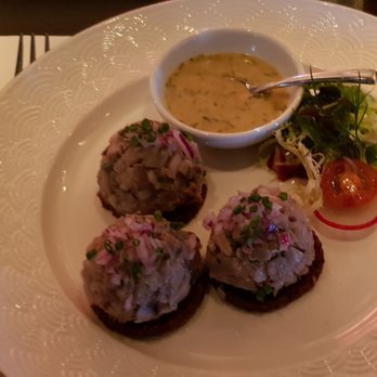 Fischereihafen Restaurant - Matjestartar auf geröfstetem Vollkornbrot mit Honing-Senf-Dillsauce - Dutch herring tartare on blackbread toast. 2021 08 26. M0. G&M 15. - Seafood Near Me - Hamburg, HH