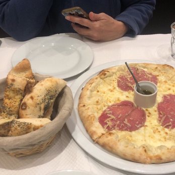 Pizza Wawa - Velvet pizza with bread sticks - Italian Near Me - Paris, 75