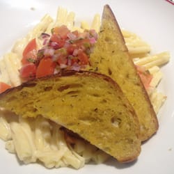 O'Leary's - Vegetarisk pasta Alfredo med vitlöksbröd.