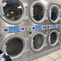 Best Laundromat - le quise dar otra oportunidad ala lavandería pero he gastado mas de 10 dólares solo en secada y no calientan las maquinas no sirven