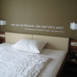 Hotel Süd - Doppelbett zur Einzelnutzung. Der Spruch an der Wand ist sehr zutreffend!