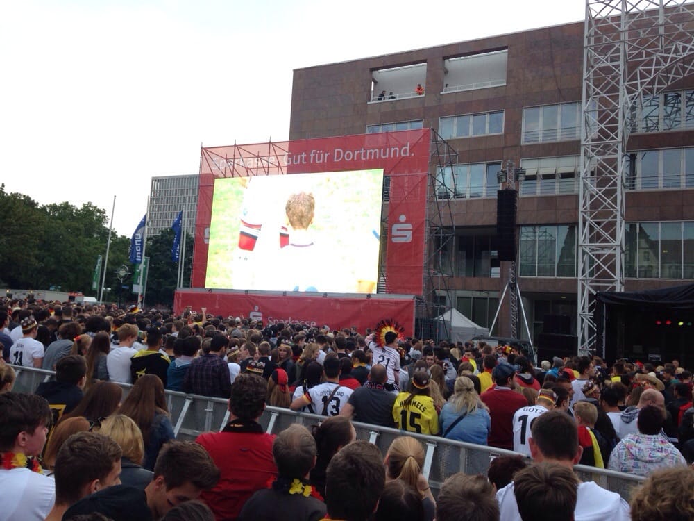 Public Viewing - Live-Fußballübertragung auf dem Friedensplatz