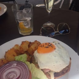 Triple whammy breakfast burger, coffee and cava. Great way to start a long day of sightseeing! :-)