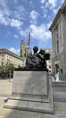 Ronald Reagan Building and International Trade Center Food Court by null