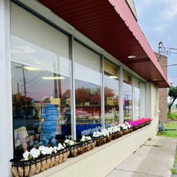 Henze's Bakery - Front