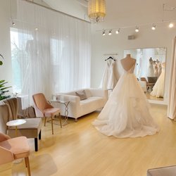 Fantastic Finds - There are four bridal stations in the main Bridal Heaven area so you and your party can sit, chat and relax together.
