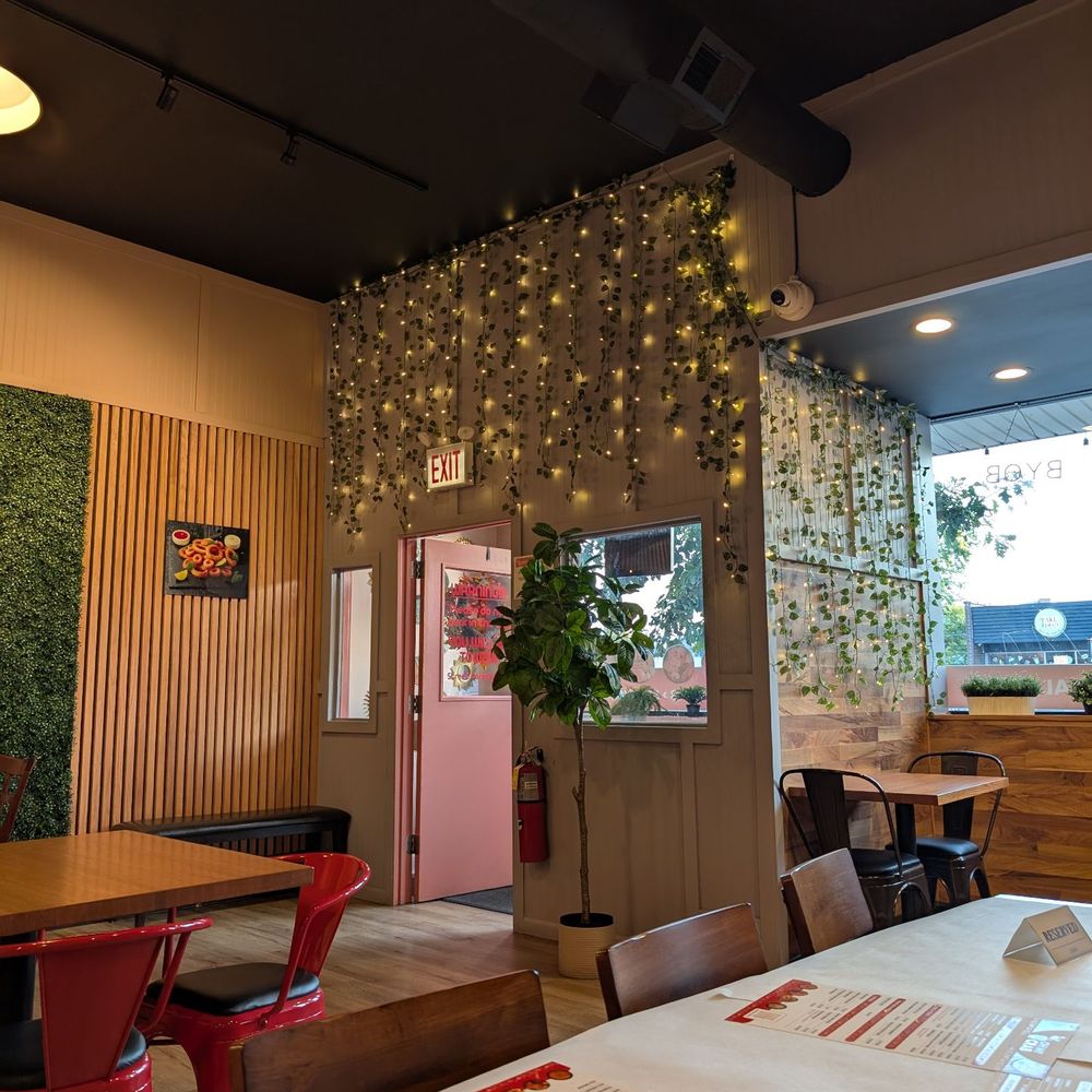 Oh My Crab - Ambiance by the front door - Seafood Near Me - Chicago, Illinois