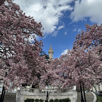 Washington Monument and Mount Vernon Place - Monument in the back - Landmarks & Historical Buildings Near Me - Baltimore, Maryland