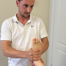 Flow-Osteopathy Klinik - Gui is mobilising talocrural joint