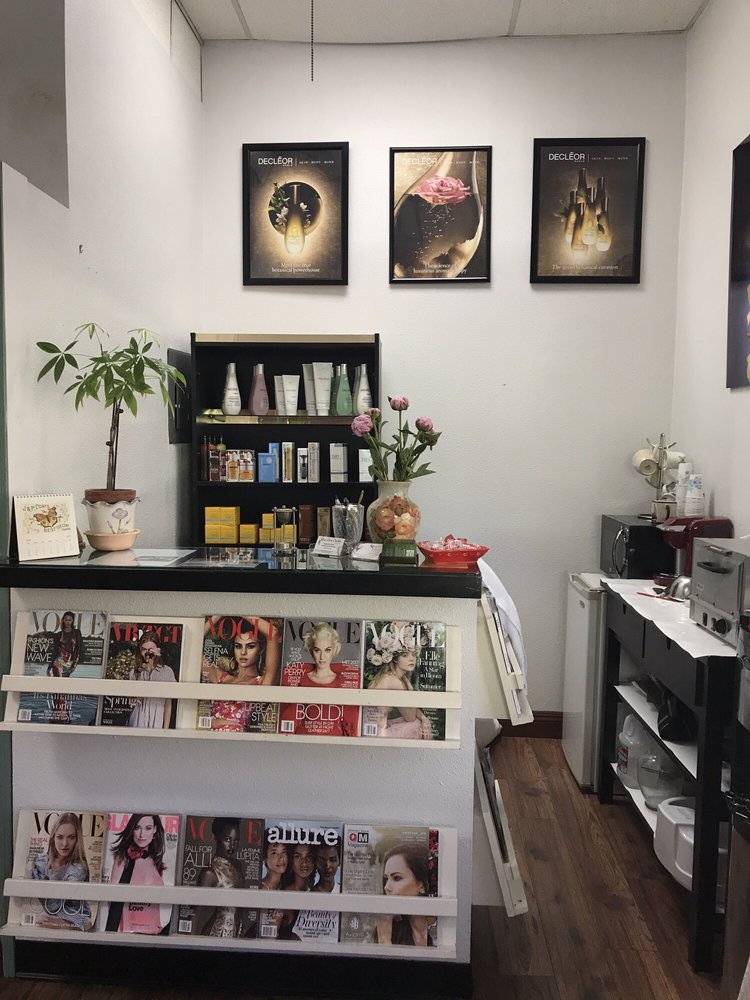 Skin Care Center By Gloria Logo