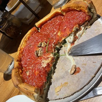 Giordano's - Spinach and mushroom deep dish pizza - Pizza Near Me - Chicago, Illinois Giordano's - Spinach and mushroom deep dish pizza - Pizza Near Me - Chicago, Illinois