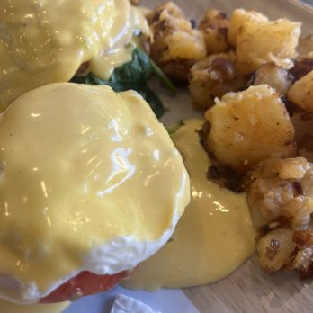 Mass Ave Diner - Florentine Eggs Benedict - Diners Near Me - Cambridge, Massachusetts