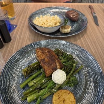 Spurrier's Gridiron Grille - Redfish - American Near Me - Gainesville, Florida
