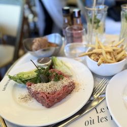 Steat tartare with fries