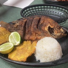 Fried fish with tostones Fried fish with tostones